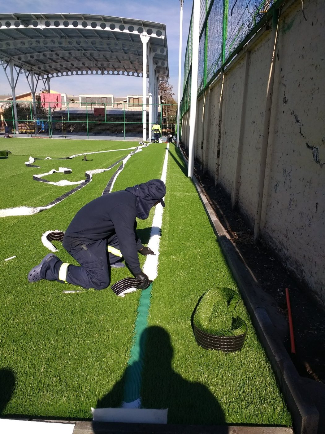 Instalación de pasto sintético